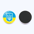 Ukraine Flagge Kühlschrankmagnet aus Kristallglas mit Wappen und schwarzer Rückseite - Weißer Dreizack Wappen Stil (JY006320-7)