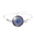 Detailansicht eines silbernen Evil Eye Armreifs mit blauem Mandala und Karabinerverschluss - Türkisches Mandala Strahlenmuster Stil (JY006324-7)