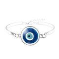 Makroaufnahme vom Silberarmband mit blauem Evil Eye Anhänger auf weißem Hintergrund - Minimalistischer Glasstruktur Augen Stil (JY006324-12)