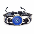 Makroaufnahme des handgeflochtenen Leders und der Evil Eye Glasperle auf dem Armband - Exotischer Folklore Stil (JY006334-4)