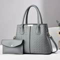 Schickes Set aus grauer Leder-Shopper-Tasche mit V-Webmuster und passender Clutch - Tote Bag Und Umschlag-Clutch (707-2) / Grau