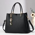Sac à main chic en cuir litchi noir avec détails dorés et breloque lapin blanc - Noir
