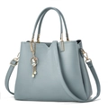 Sac à main chic bleu clair en cuir grainé avec un joli pendentif de lapin et perle - Bleu