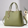 Détail du sac à main vert olive en cuir grainé avec matériel doré et breloque lapin - Vert