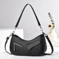 Sac bandoulière demi-lune noir moderne avec zips métalliques et sangles réglables sur fond blanc - L27 L5 H25 / Noir