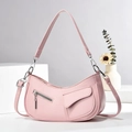Sac bandoulière demi-lune rose avec fermeture éclair argentée et large sangle sur socle blanc - L27 L5 H25 / Rose