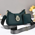 Detalle de bolso en cuero granulado verde oscuro con logo dorado y correa chevron - L25 A7 A19 / Verde