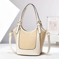 Borsa a secchiello beige minimalista con texture patchwork di paglia e tracolla regolabile - L16 P11 A21 / Bianco