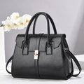 Sac à main noir en cuir avec fermoir tournant doré et poignées cylindriques - Noir / 29x14x22