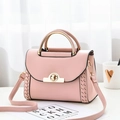 Sac bandoulière rose macaron avec élégante poignée en arc doré et fermoir rotatif - Rose
