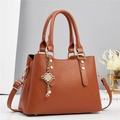 Sac à main en simili cuir plissé marron avec pendentif nœud doré et bandoulière amovible - L28 l13 H20 / Jaune Terre
