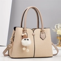 Elegante khakifarbene Webhandtasche mit goldenen Beschlägen und weichem Anhänger - L28 B12 H20 / Khaki