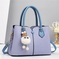 Detail der Webstruktur mit Ledergriffen und einem süßen Plüsch-Anhänger an der Tasche - L28 B12 H20 / Blau