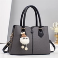 Graue Shopper-Tasche mit schwarzen Griffen und süßem Plüsch-Anhänger für den Alltag - L28 B12 H20 / Schwarz
