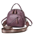 Bolso bandolera de cuero morado con correa tejida de colores y múltiples cremalleras - Morado