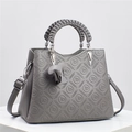 Detalle de bolso gris grabado con asa trenzada y un bonito colgante de elefante de cuero - L26xAn12xAl20cm / Gris