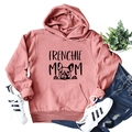 Dettaglio flat lay della felpa rosa Frenchie Mom con tasca frontale e cappuccio - S / Rosa Acceso