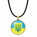 Detailansicht der Ukraine-Wappen-Halskette mit blau-gelber Flagge und schwarzer Kordel - Vintage Gold Blau Gelb Logo (JY006311-11)