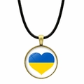 Detailansicht des Ukraine-Flaggenherz-Glasanhängers auf einer Bronze-Halskette - Herzform Flagge (JY006311-13)