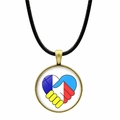 Nahaufnahme der herzförmigen Friedenskette mit den Farben der Ukraine und Russlands - Frieden Handschlag Herz (JY006311-15)