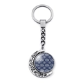 Detalle del llavero de luna giratoria plateado con dije de ojo turco azul de cristal - Estilo Luna Hueca Doble Capa (JY006337-6)