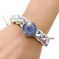 Macro-detail van handgeweven bohemian Evil Eye-armband met kleurrijke vezelband - Macaronkleurige Gevlochten Stijl (JY006348-7)