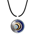 Detailopname van de evil eye glazen hanger met blauw spiraalpatroon en zwart lederen koord - Abstracte Spiraal Concentrische Stijl (JY006345-11)
