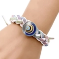 Close-up van geweven Evil Eye armband met blauwe glazen bedel op de pols gedragen - Spiraalvormige Textuur Stijl (JY006348-11)