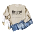 Khakifarbenes Retired-Sweatshirt flach liegend mit Jeans und weißen Schuhen - S / Sand (Schwarze Schrift)