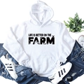 Flachbild des weißen Kapuzenpullovers mit Life Is Better On The Farm Aufdruck - S / Weiß