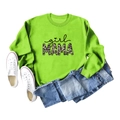 Vue à plat du sweat vert Girl Mama avec texte léopard et jean en denim bleu - S / Vert fluorescent (Graphique noir)