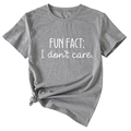 Λεπτομέρεια γκρι T-shirt με κείμενο FUN FACT I don't care και σχέδιο με κόμπο - S / Σκούρο Γκρι (Λευκή Γραμματοσειρά)