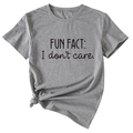 Λεπτομέρεια γκρι T-shirt με σλόγκαν Fun Fact I Don't Care και κομψό σχέδιο με κόμπο - S / Σκούρο Γκρι (Μαύρη Γραμματοσειρά)