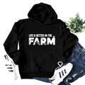 Schwarzer Kapuzenpullover Life is Better on the Farm mit Fronttasche und weißem Aufdruck - S / Schwarz