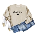 Beiges Sweatshirt mit schwarzem Sláinte-Druck und Kleeblatt, flach mit blauer Jeans gelegt - S / Sandfarbenes Sweatshirt (Schwarze Schrift)