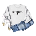 Détail à plat d'un sweat gris clair avec texte sláinte et motif trèfle imprimé - Sweat-shirt Blanc (Police Noire)