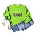 Vue à plat du sweat girl mama vert néon avec texte léopard et un jean bleu assorti - S / Vert fluorescent (Graphique blanc)