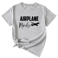 Détail du t-shirt gris Airplane Mode montrant le coton doux et le nœud à l'ourlet - S / Gris Clair (Police Noire)
