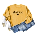 Vue à plat du sweat jaune Sláinte avec trèfle et col ras du cou côtelé - Sweat-shirt Jaune (Police Noire)