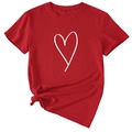 Détail d'un t-shirt rouge à col rond avec imprimé cœur et nœud sur le devant - Rouge (Police Blanche)
