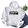 Hellgrauer Kapuzenpullover mit Life Is Better On The Farm Slogan und Farmmotiven - S / Hellgrau