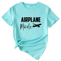 Détail d'un t-shirt bleu clair avec motif avion et nœud élégant sur le côté de l'ourlet - S / Bleu Eau Profonde (Police Noire)