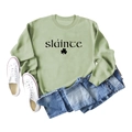 Vue à plat du sweat-shirt vert sauge avec texte sláinte et motif de trèfle - Sweat-shirt Vert Olive (Police Noire)
