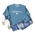Mise à plat d'un sweat bleu avec texte Sláinte blanc et motif de trèfle imprimé - Sweat-shirt Bleu (Police Blanche)