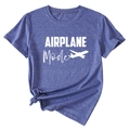 Détail du t-shirt bleu-gris montrant l'imprimé AIRPLANE blanc et l'ourlet noué élégant - S / Bleu Rétro (Police Blanche)