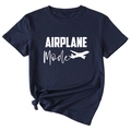 Détail du t-shirt bleu marine avec imprimé avion et ourlet noué sur le côté tendance - S / Bleu Marine (Police Blanche)