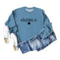 Vue à plat du sweat bleu clair Sláinte avec trèfle et tenue décontractée blanche - Sweat-shirt Bleu (Police Noire)