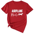 Détail du t-shirt rouge à col rond montrant le nœud à l'ourlet et l'imprimé d'avion - S / Rouge (Police Blanche)
