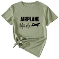 Détail du t-shirt vert montrant l'imprimé AIRPLANE Mode et le nœud élégant sur le côté - S / Vert Olive (Police Noire)