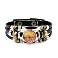 Macro-opname van de levensboombedel op de meerlagige zwart lederen gevlochten armband - Gele Herfst Levensboom (JY006600-4)